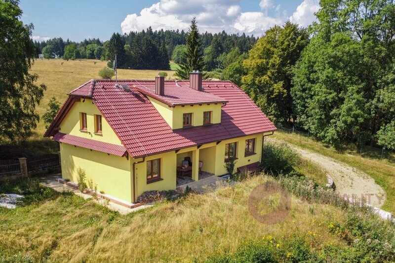 Prodej poloviny rodinného domu  a  veškerých pozemků