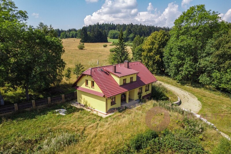 Prodej poloviny rodinného domu  a  veškerých pozemků