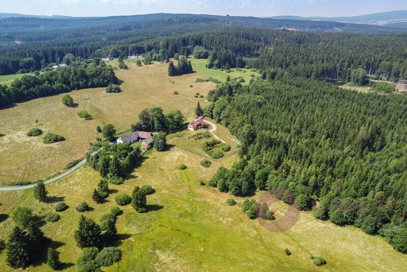 Prodej poloviny rodinného domu  a  veškerých pozemků