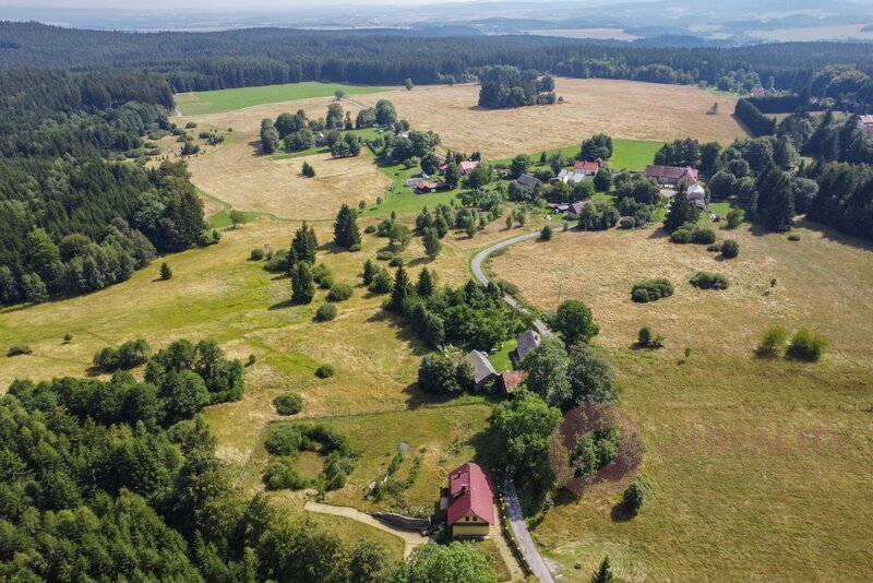 Prodej poloviny rodinného domu  a  veškerých pozemků