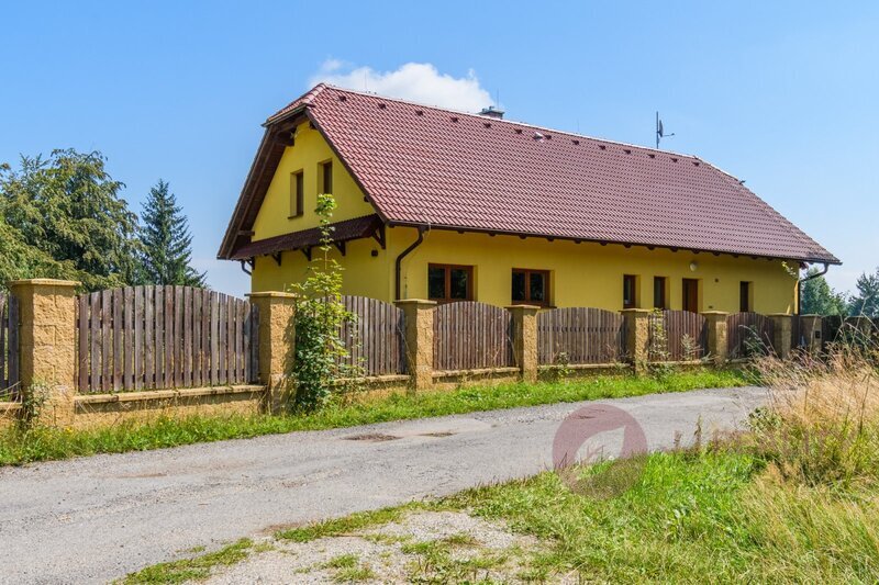 Prodej poloviny rodinného domu  a  veškerých pozemků